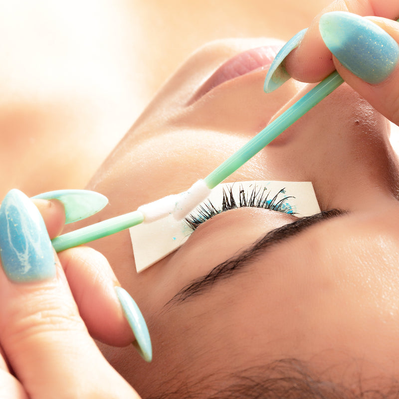 Loesungen und Entferner fuer Wimpernverlaengerungen